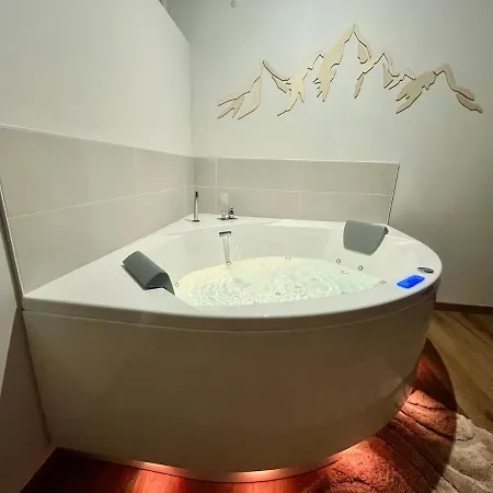 L'ostalet Luxe Jacuzzi Apartment *